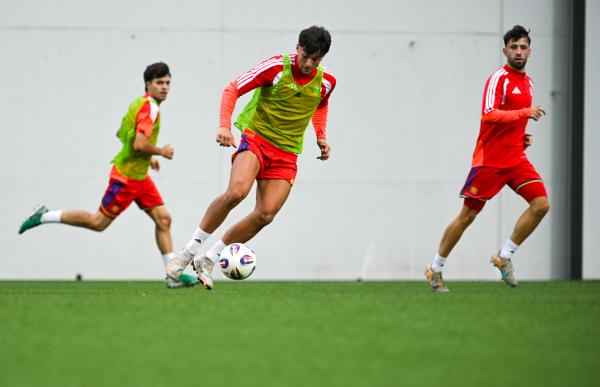 p. 29 sub-21 entrenament foto faf MartinSilva_2680