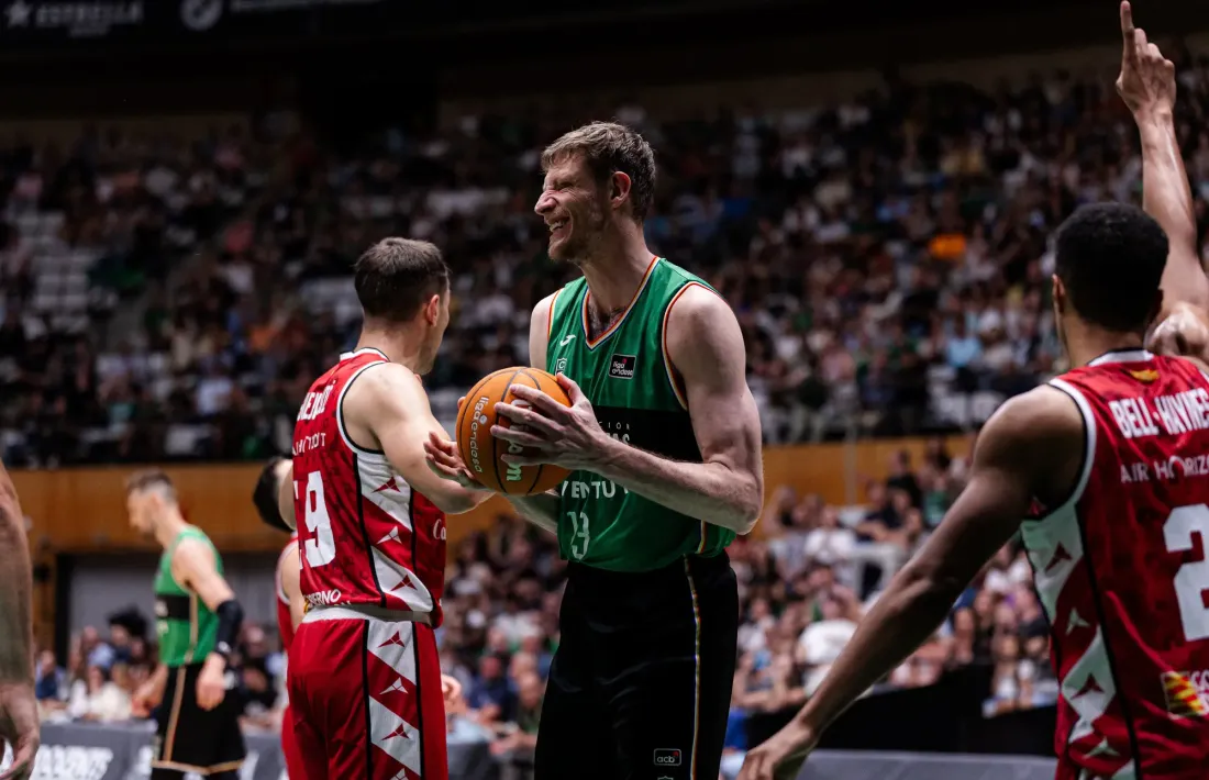 Artem Pustovyi va compartir vestidor amb Kassius Robertson a Badalona.
