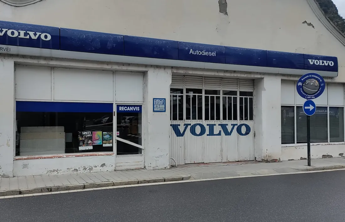 Façana de l'edifici del concessionari Volvo (Autodièsel) fotografiat ahir.