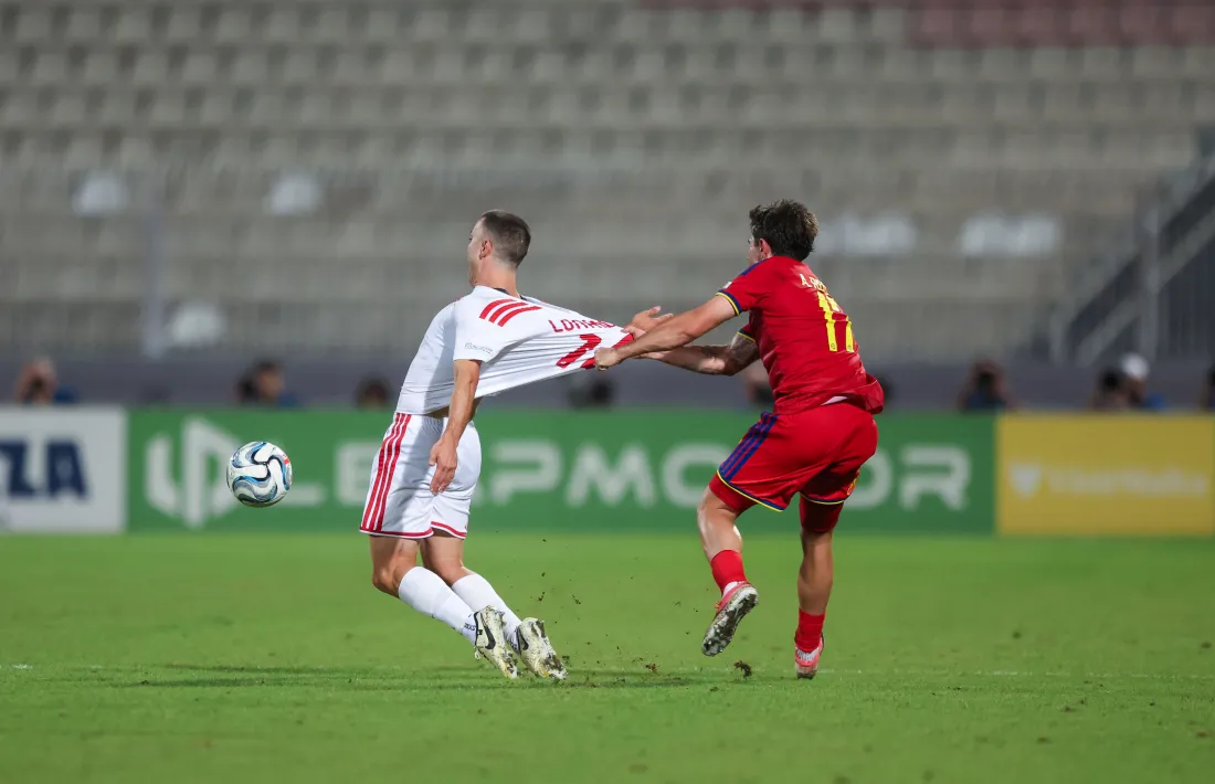  Arón Rodrigo, un dels millors de la selecció, defensat per Lonardelli.