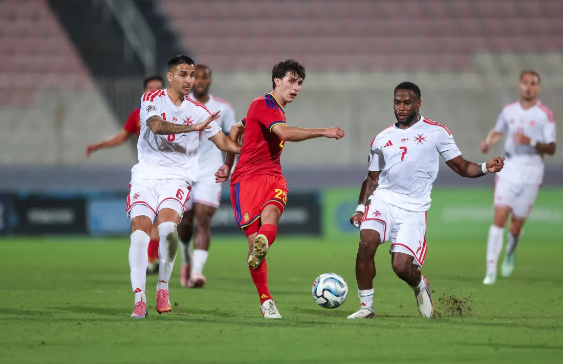 Ot Remolins, defensat per Joseph Mbong i Brandon Paiber, va destacar en el partit contra Malta.