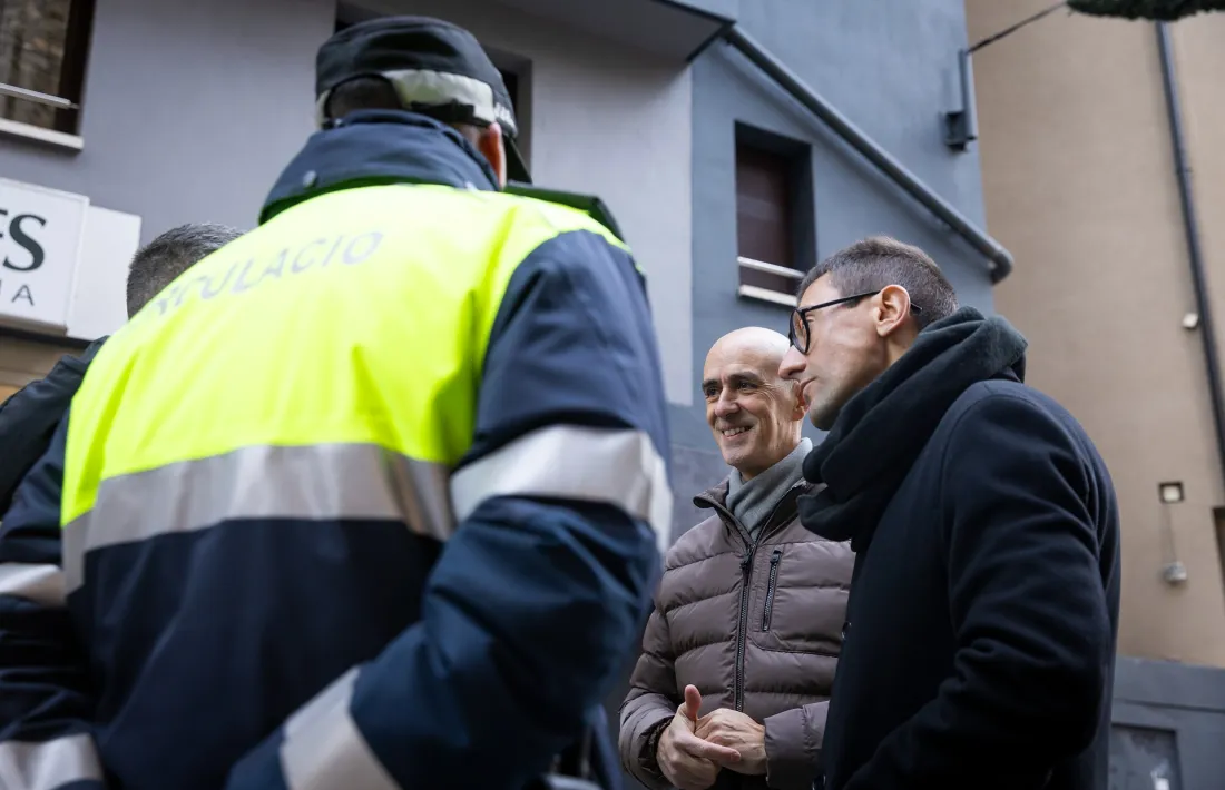 Els consellers de Circulació i de Serveis Públics i Medi Ambient, Xavier Surana i Jordi Cabanes, respectivament, amb agents cívics.