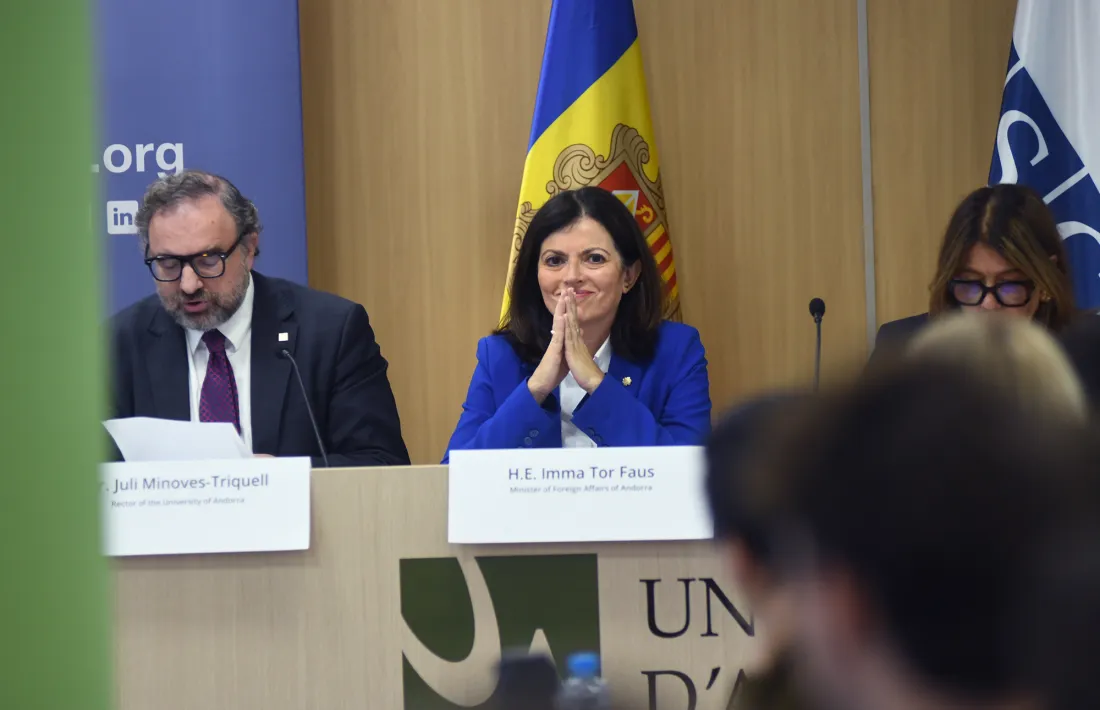 La ministra d'Afers Exteriors, Imma Tor, i el rector de l'UdA, Juli Minoves, en la inauguració del seminari.