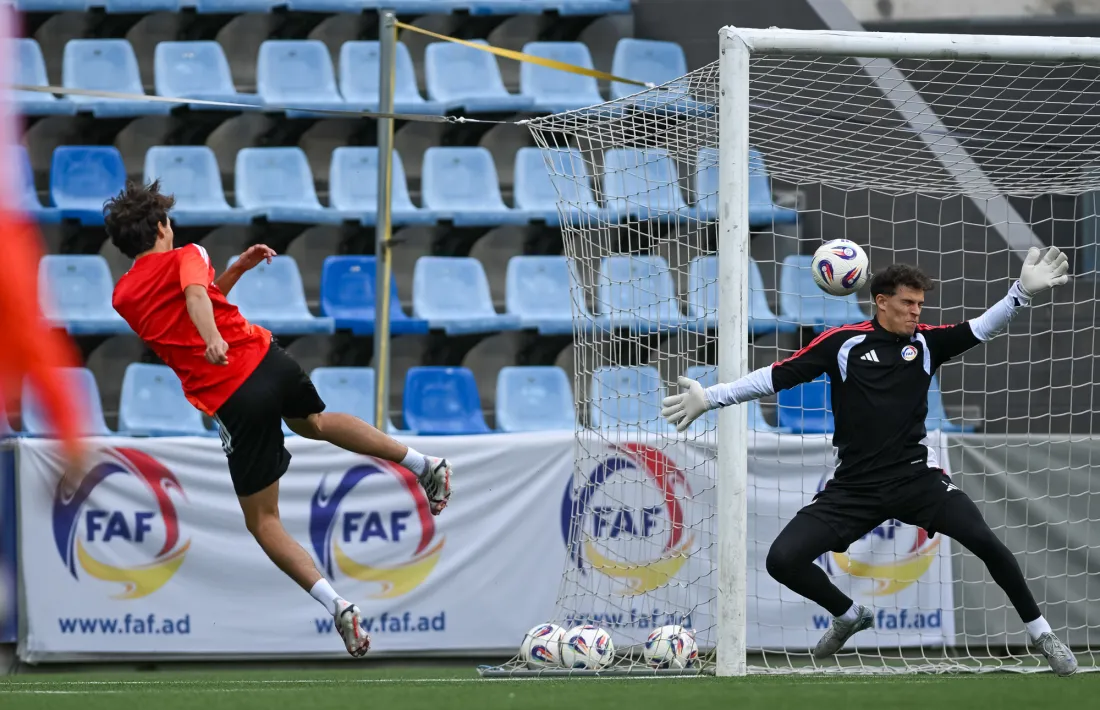 La sub-21 es va entrenar ahir a l’Estadi Nacional, escenari del partit.