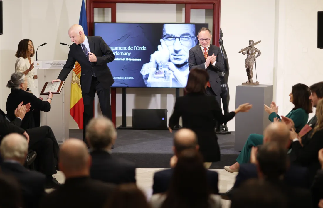 Joan Viladomat amb el cap de Govern, Xavier Espot, i entremig, a la pantalla, Josep Viladomat.