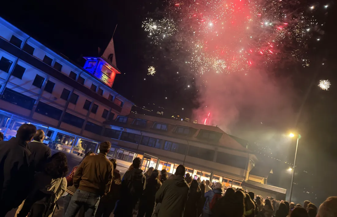 Dos centenars de persones van assistir anit a la festa, presidida pel bisbe Serrano.