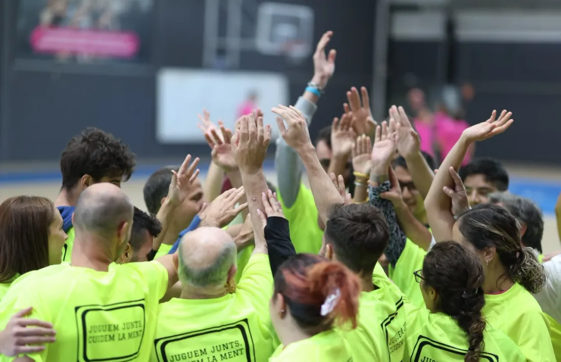 Usuaris, autoritats, professionals de salut mental i del BC Morabanc han jugat un partit de bàsquet al Joan Alay.