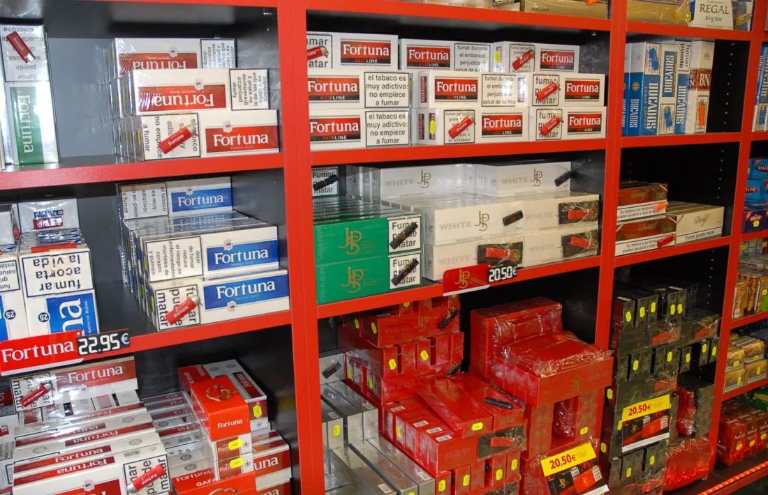 Una imatge antiga de tabac en un establiment.