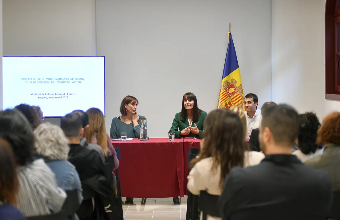 La reunió va tenir lloc ahir al Rosaleda i hi van assistir mig centenar d’artistes.