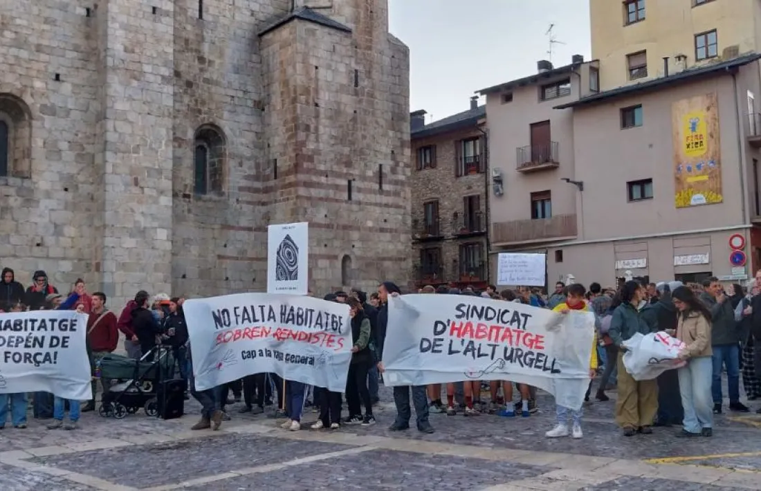 La plaça dels Oms va ser l’emplaçament triat per a la mobilització, que va aplegar centenars de persones. 