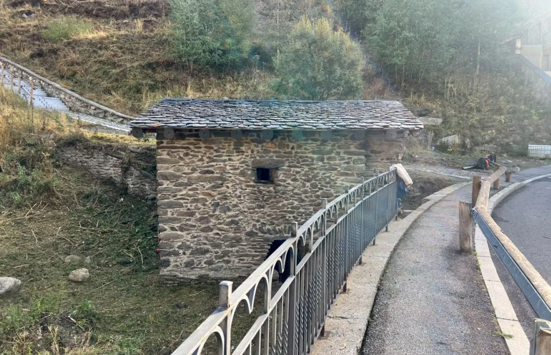 La mola de Soldevila, datada el 1832 i adquirida pel Comú de Canillo quinze dies enrere.
