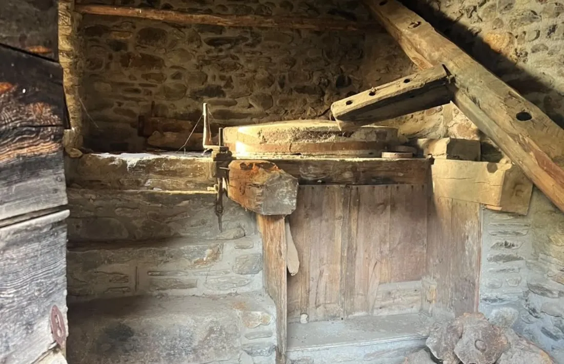 La mola del Quart conserva la maquinària en bon estat, excepte el rodet, a la dreta: se’n farà una rèplica.