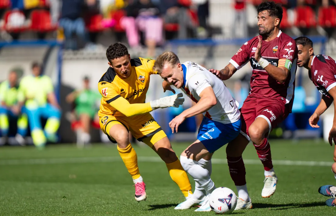Rijkhoff, davanter holandès de l’FC Andorra, en l’acció que van xiular penal però que després van anul·lar.