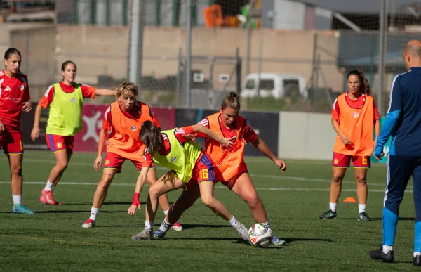 p. 29 entrenament seleccio femenina previ a l amistos foto faf