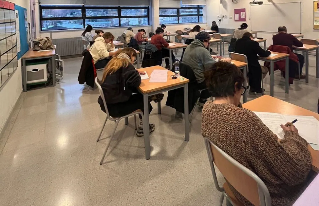 Candidats en un examen de català.
