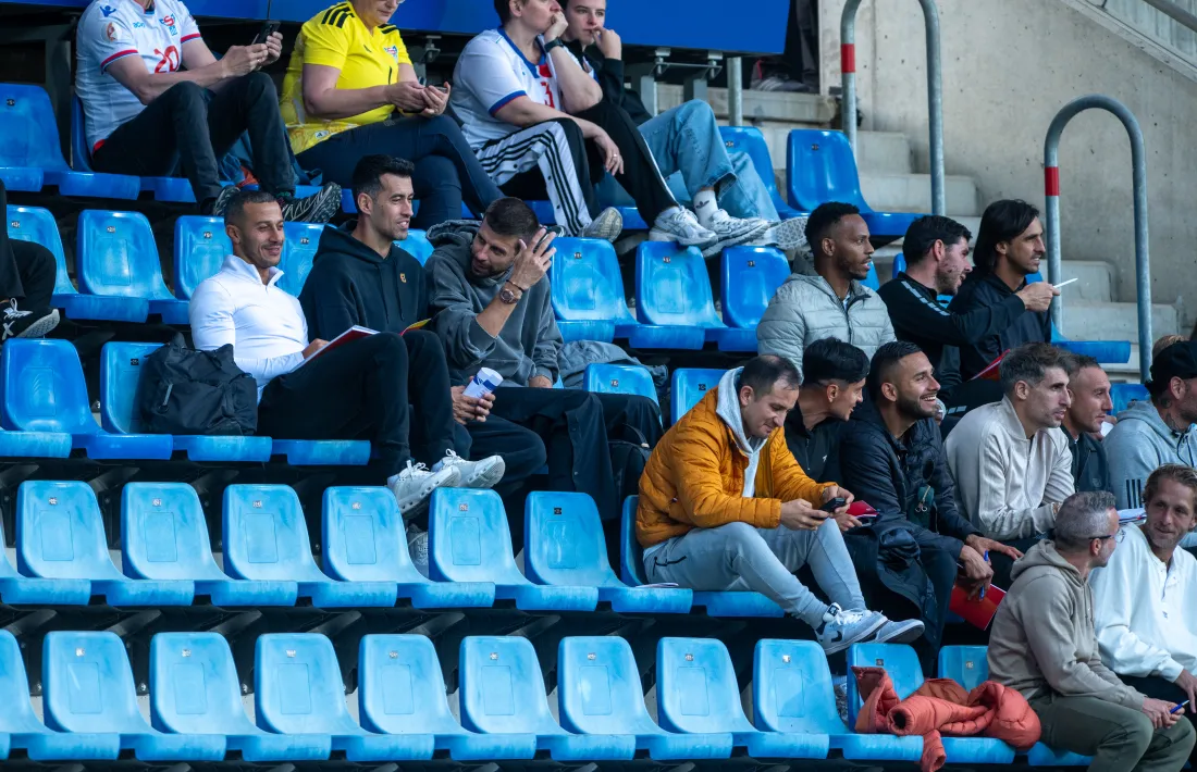 Gerard Piqué, al costat de Sergio Busquets i de Thiago Alcántara, a l’Estadi Nacional prenent apunts en el partit amistós de la selecció.