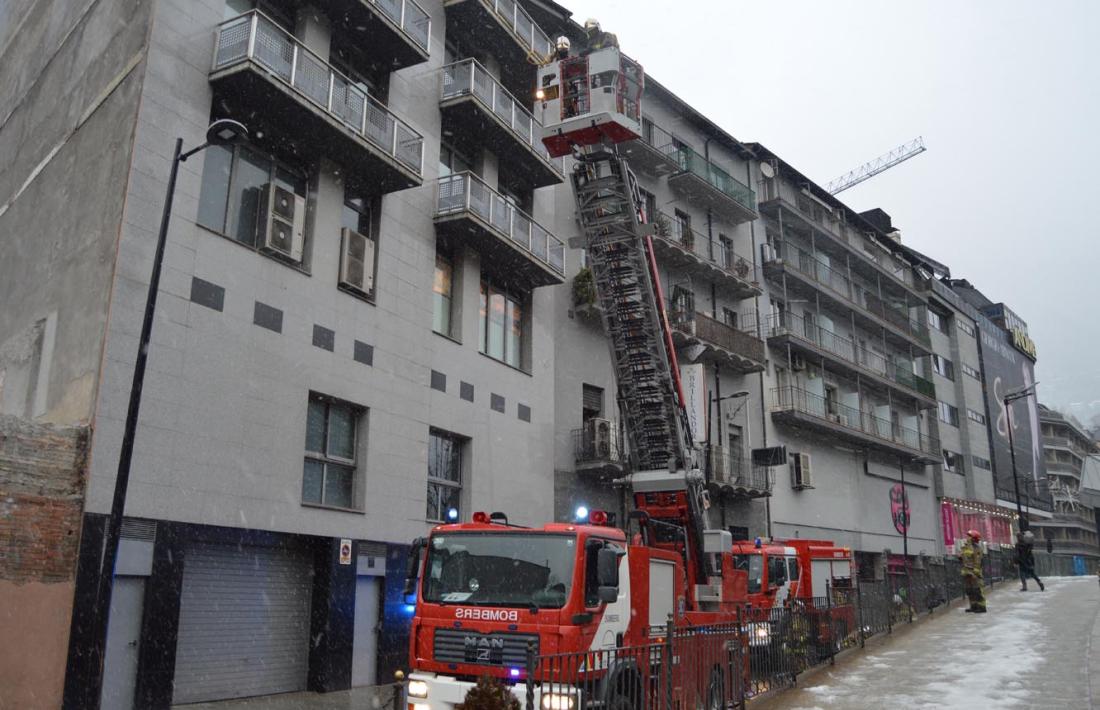 Un ensurt en una llar de foc obliga a tallar la cruïlla entre Prat de la Creu i Meritxell