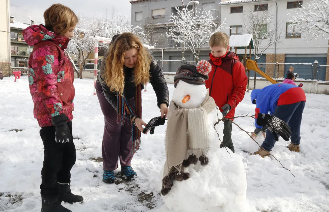 La neu caiguda al nord de Catalunya afecta una vintena de carreteres
