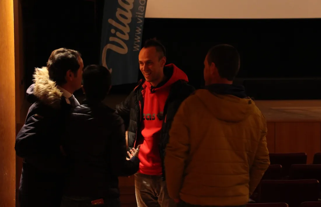 La fusió entre escalada i paracaigudisme sedueix més d'un centenar de persones a l'Auditori Nacional