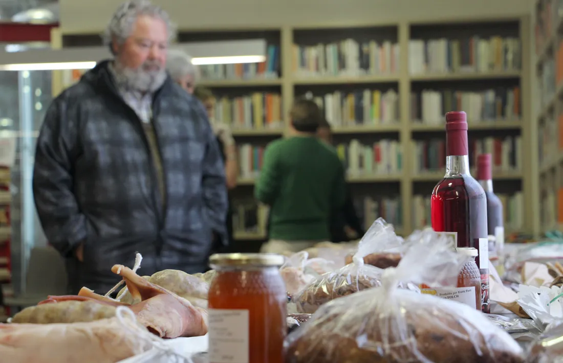Els Encants d'Escaldes-Engordany es posen sota cobert a la Biblioteca i recapten 5500 euros