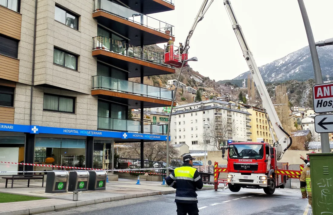 El fort vent fa caures els vidres d’un balcó d’un edifici a Escaldes
