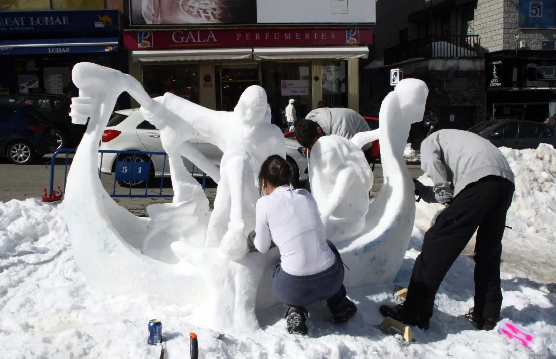 Les escultures de neu tornaran a lluir al Pas de Casa
