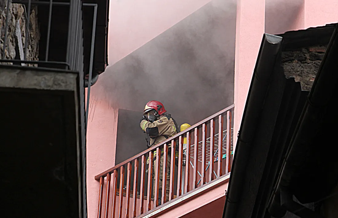 Els Bombers actuen en un incendi provocat per un curtcircuit a un pis de l'Hostal Calones