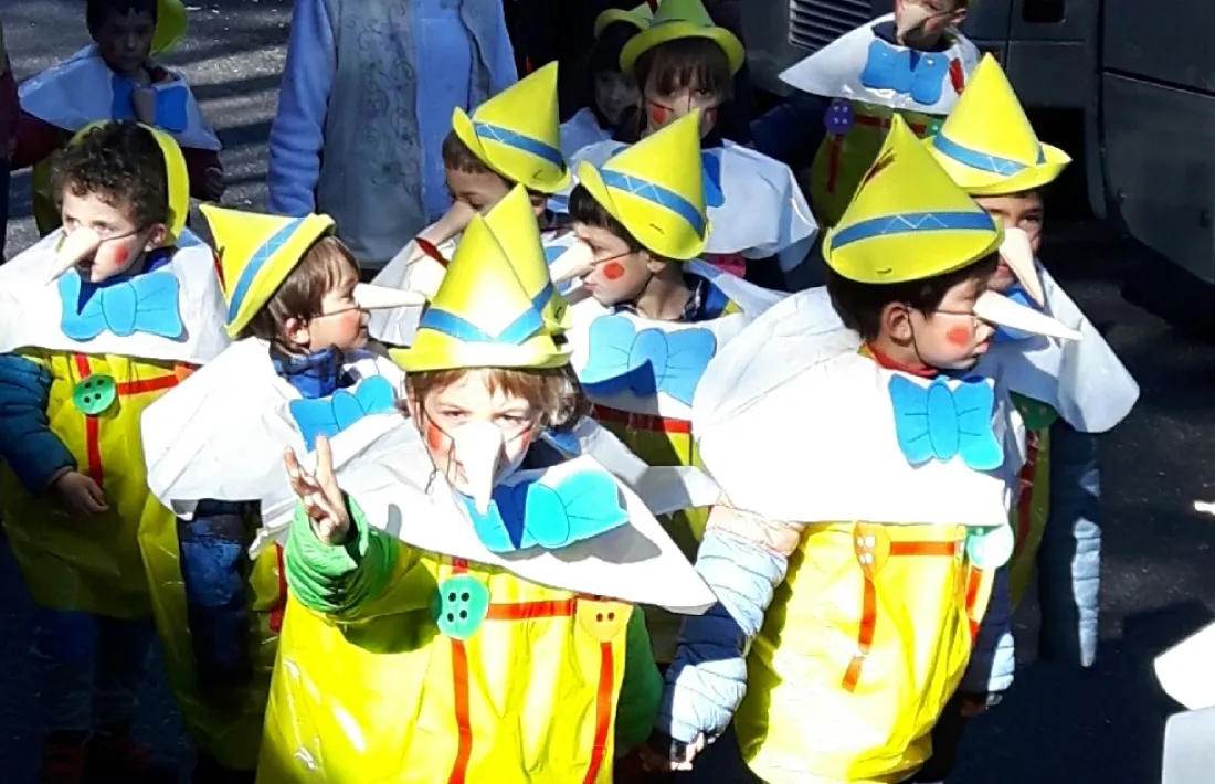 Els escolars del país surten al carrer per celebrar el Carnaval una setmana abans Les escoles del país s'han avançat una setmana en el calendari, i aquest divendres han celebrat el Carnaval amb les tradicionals rues que omplen de festa i colorit els carrers de totes les parròquies. Per motius de calendari, la festa s'ha avançat una setmana, i des d'aquest divendres fins al dia 28 els escolars celebren una setmana de vacances. D'animals, de superherois, de princeses o de personatges de contes. Els nens,...