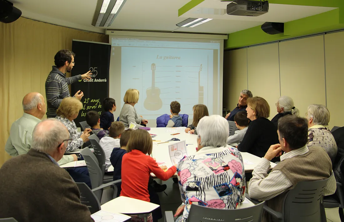 Un nou taller intergeneracional de L'espai permet a avis i néts experimentar amb la música