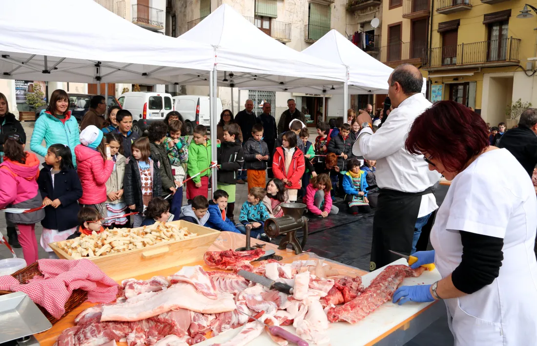 Els escolars del Pallars descobreixen com es fan els embotits de la comarca]