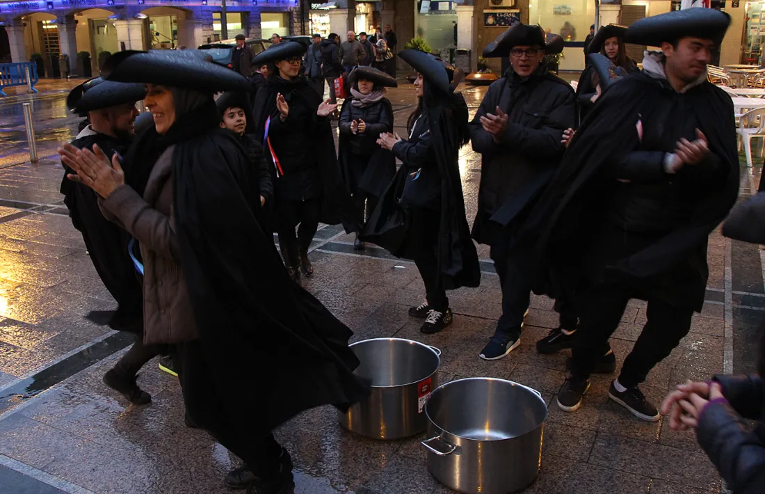 Andorra la Vella celebra el Robatori de les Olles amb la incorporació de balls a les places