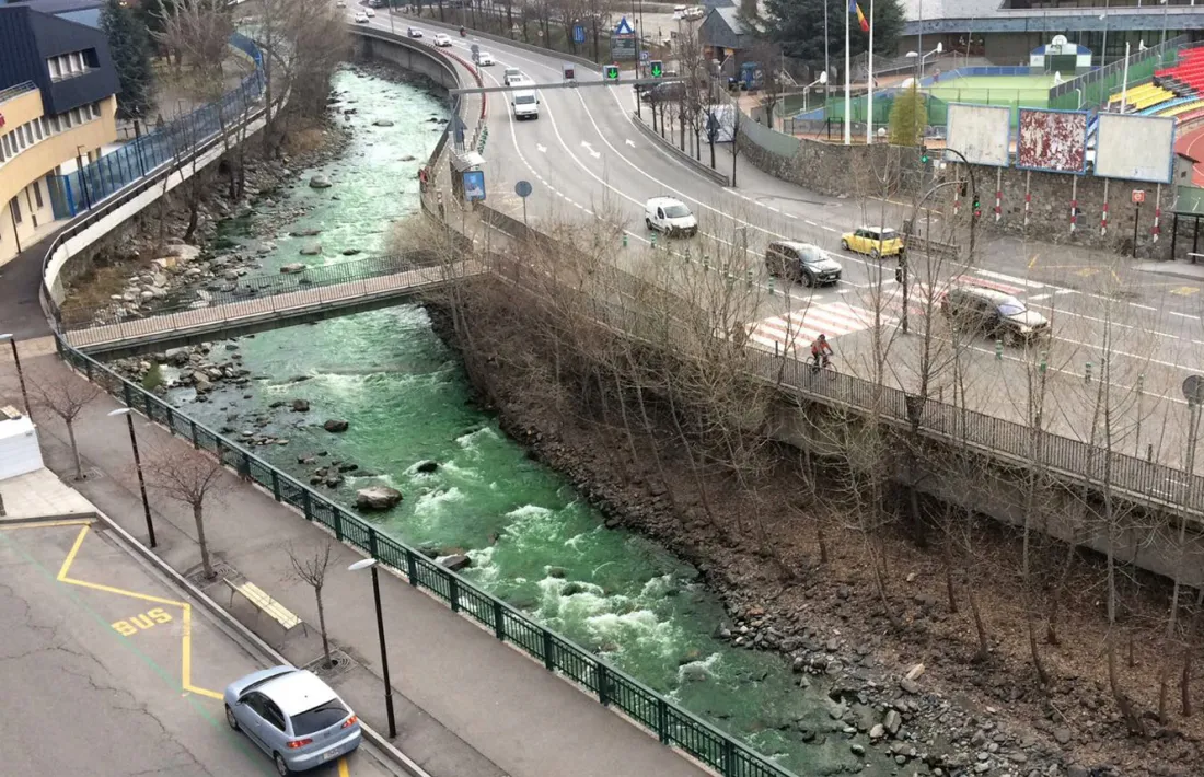 El colorant verd de la investigació de la font d’Arinsal sorprèn l’Alt Urgell