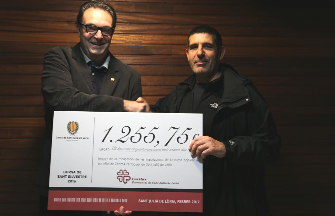 Sant Julià dona a Càritas més de 2.500 euros de la recaptació de la cursa Sant Silvestre 