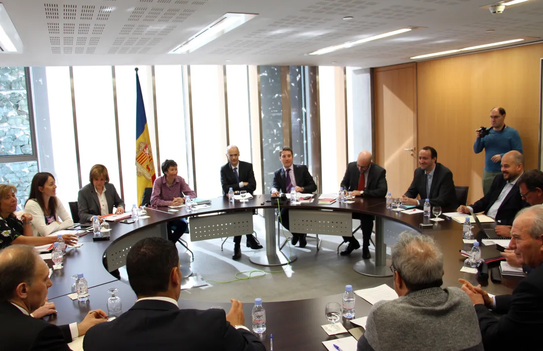 Primera reunió tripartida per tractar l'acord sobre les transferències i competències