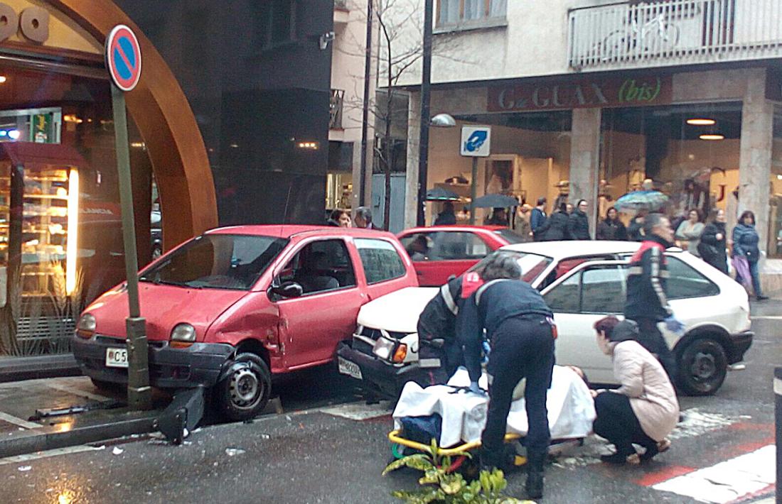 Aparatós accident entre dos vehicles a Andorra la Vella