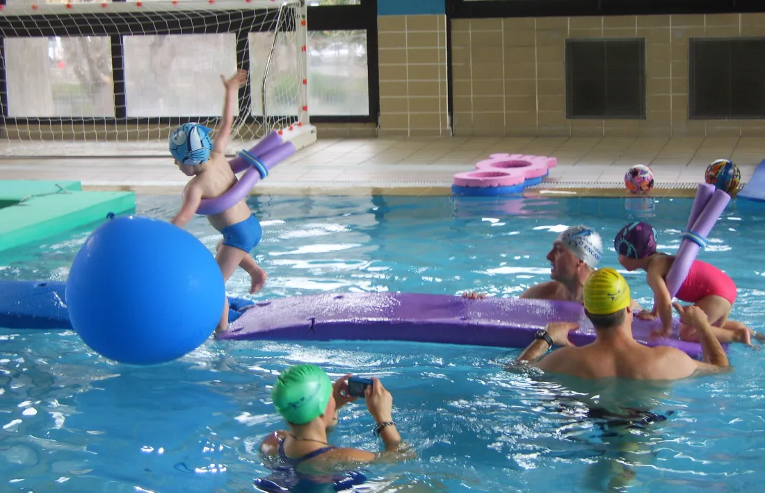 Tobogans, matalassos, pàdel surf i activitats per a nadons centraran la II Setmana d’activitats aquàtiques