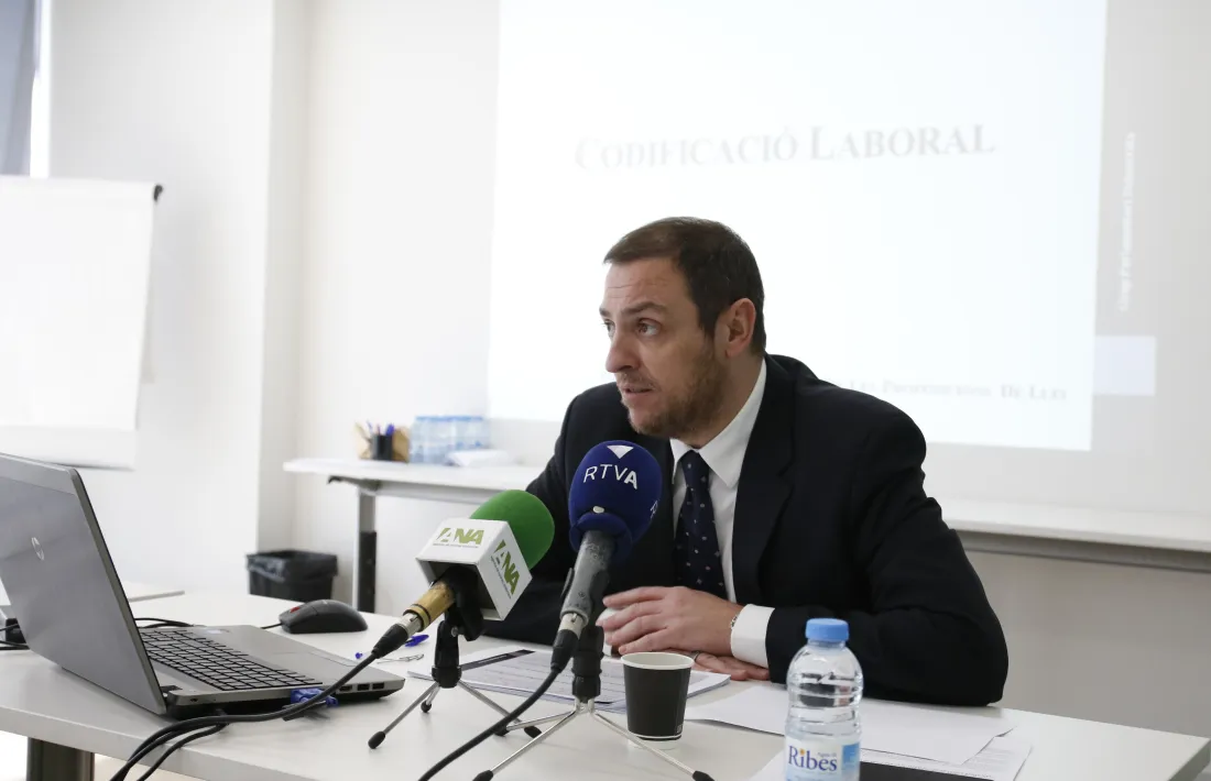 DA anul·la els contractes verbals i en crea un per treballar fins als 72 anys