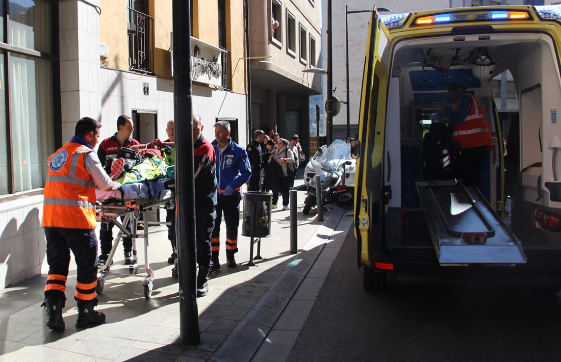 Una camioneta envesteix un home i marxa sense aturar-se