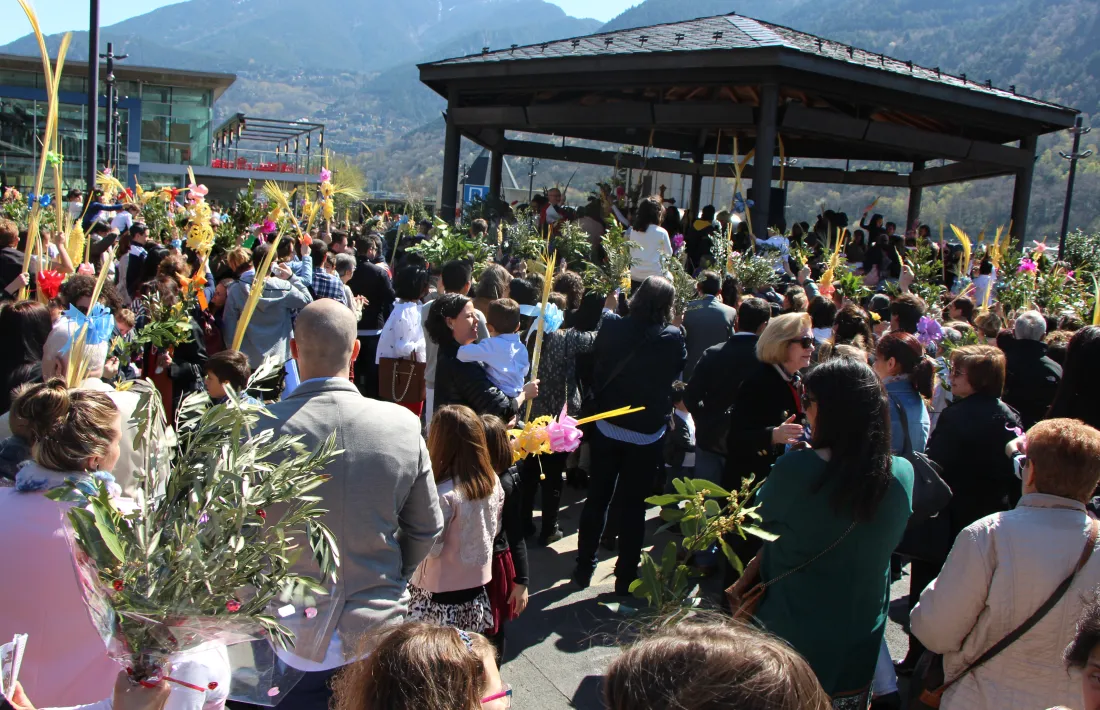 Centenars de persones omplen la plaça del Poble per beneir palmes i palmons