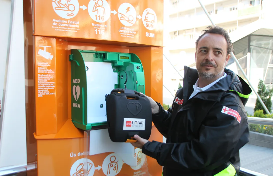  El primer desfibril·lador autònom d'Andorra la Vella s'instal·la a la plaça de la Rotonda
