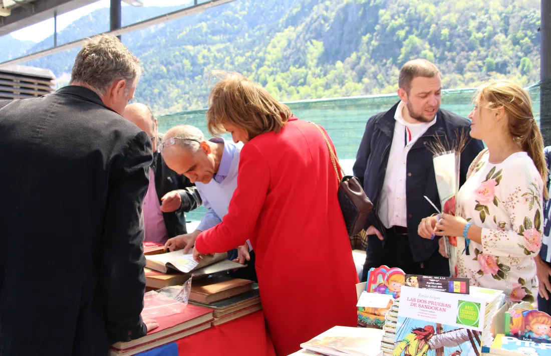  La plaça del Poble d'Andorra la Vella torna a omplir-se en un Sant Jordi marcat per la producció d'escriptors del Principat