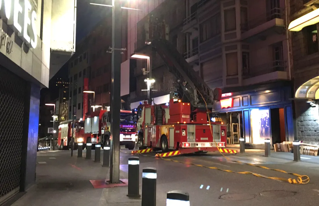 Una alerta per fum obliga a tallar l'avinguda Meritxell