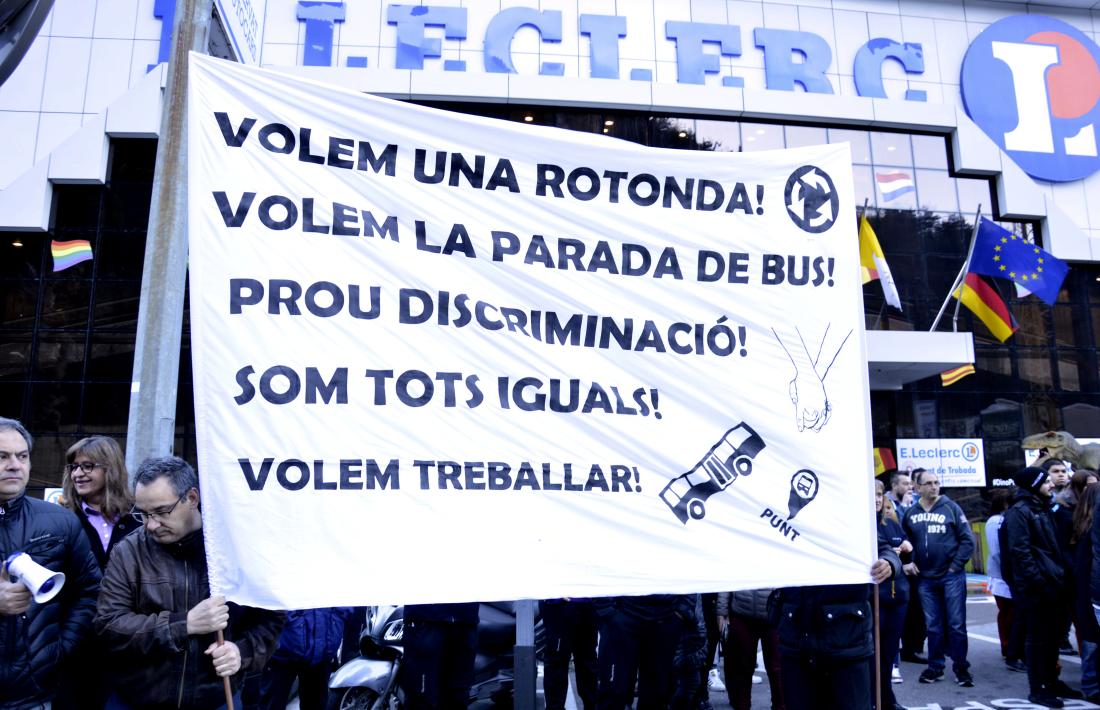 Els treballadors del Punt de Trobada volen la rotonda i la parada de bus