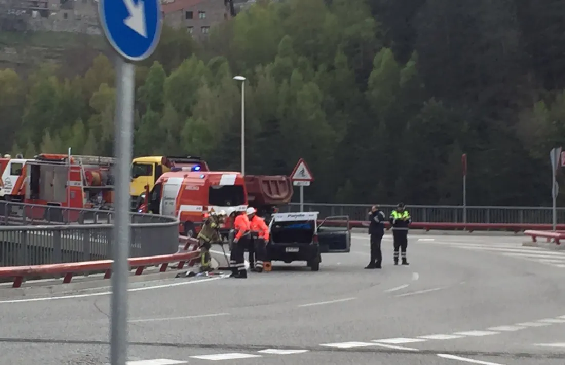 Un home de 31 anys ingressa a l'UCI després de bolcar a la rotonda oest del túnel de les Dos Valires Un home de 31 anys ingressa a l'UCI després de bolcar a la rotonda oest del túnel de les Dos Valires