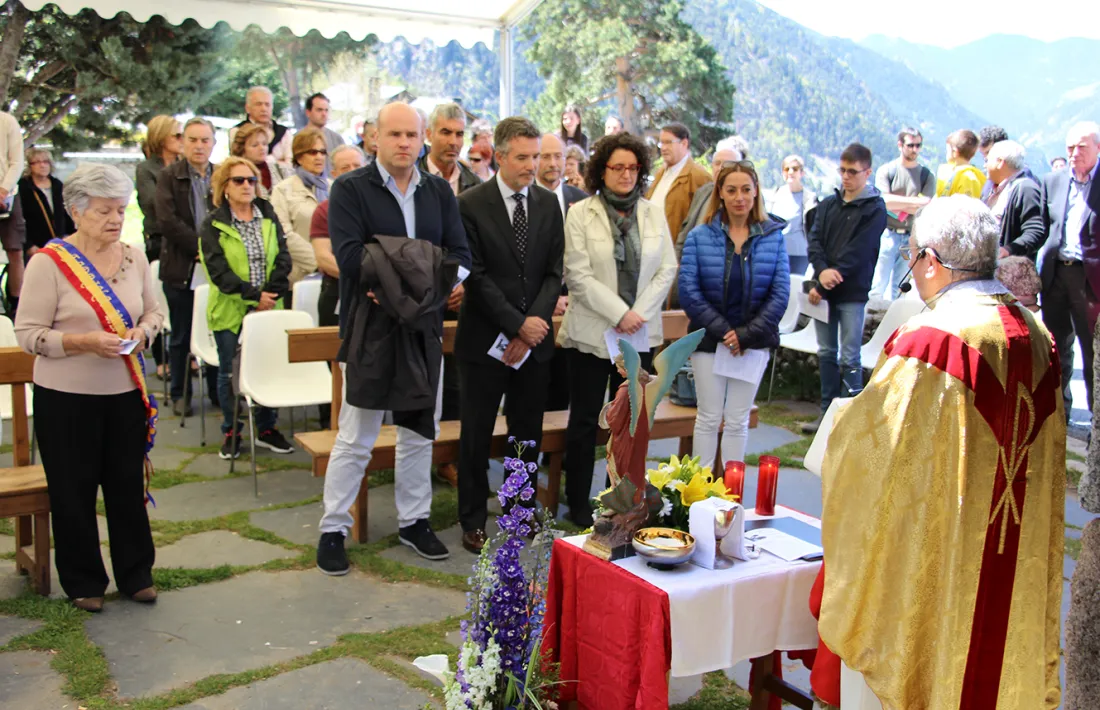 La diada de Sant Miquel d'Engolasters aplega desenes de persones