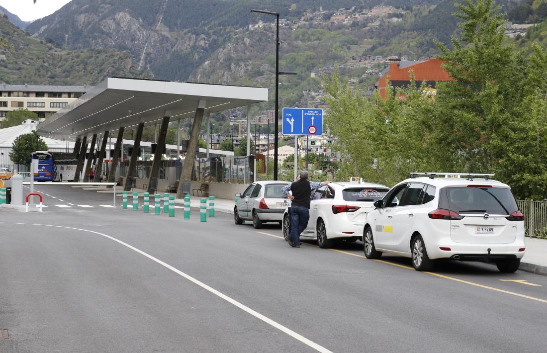 Queixes dels taxistes perquè queden amagats a la nova estació de busos