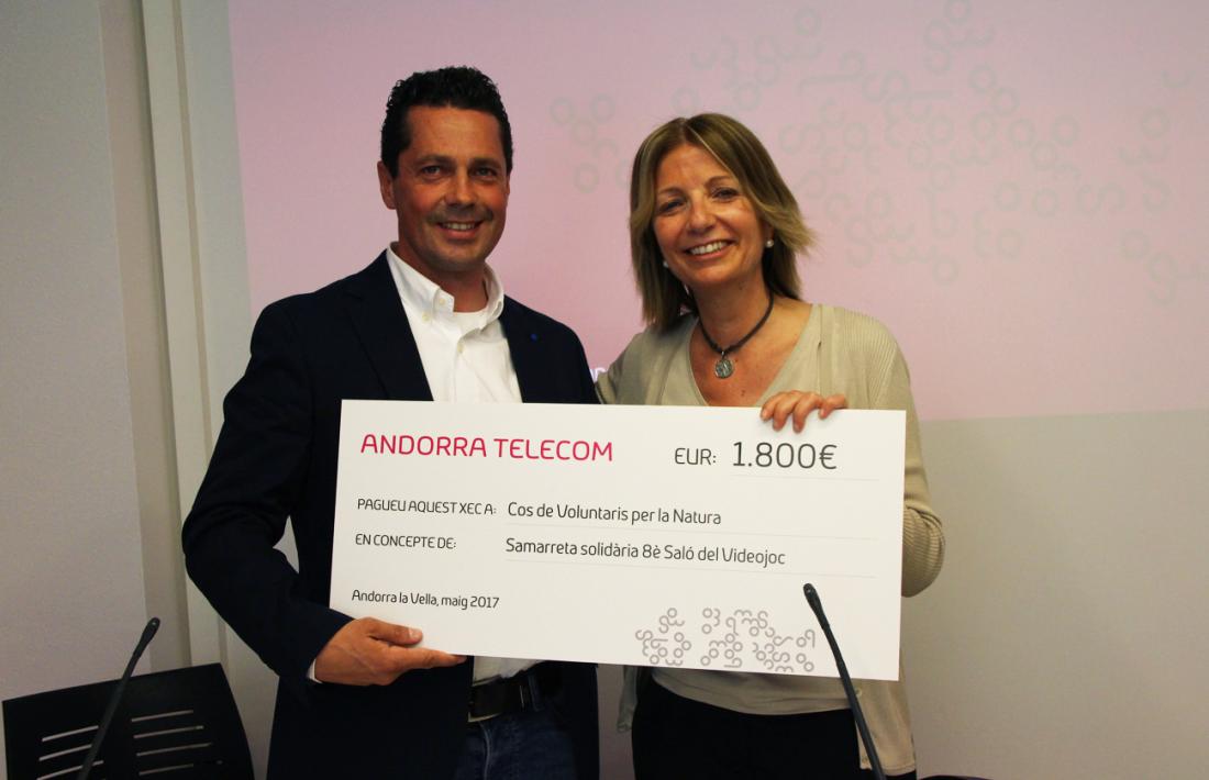 Andorra Telecom entrega 1.800 euros al cos de Voluntaris per la Natura