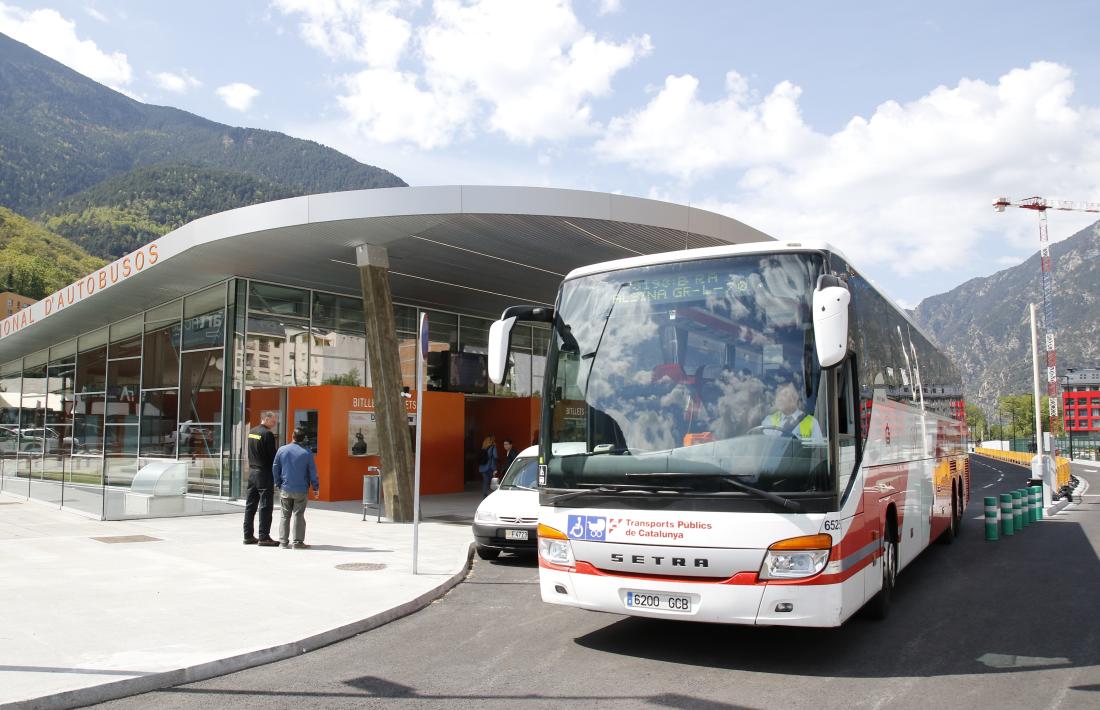 Estudi perquè la línia del bus la Seu-Escaldes passi per l’estació   El ministeri d’Ordenament Territorial estudia com redissenyar el trajecte de la línia de l’autobús de la Seu d’Urgell a Escaldes-Engordany amb la intenció de fer-lo passar per l’Estació 