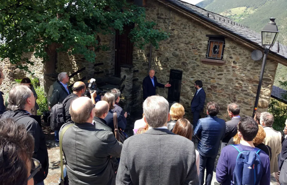El poble d’Aubinyà posa una placa en memòria dels emigrants andorrans 
