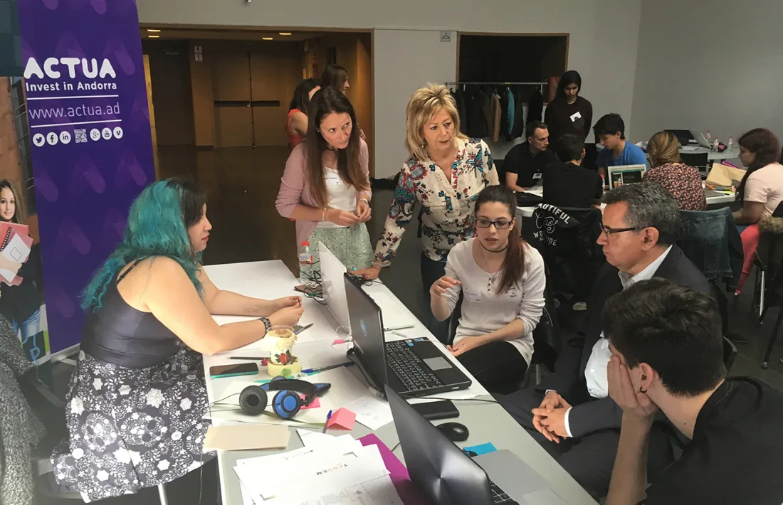 Alumnes, educadors i empresaris treballen els projectes de Tàndem